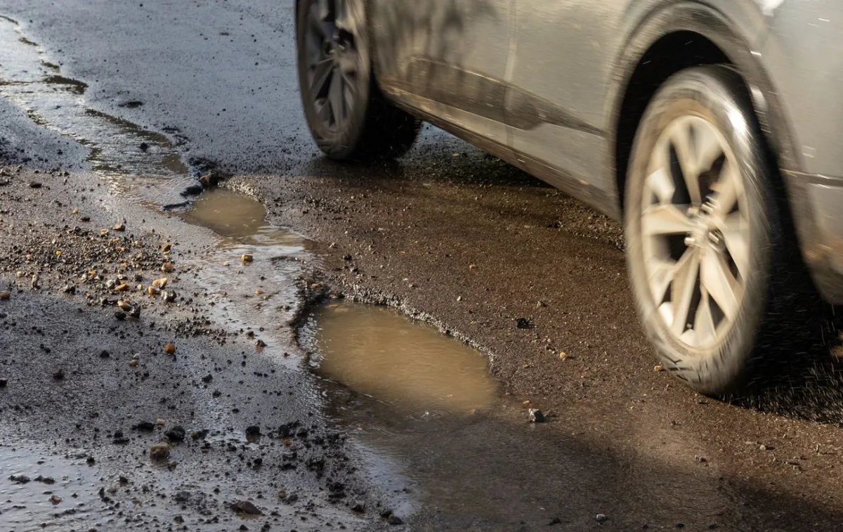 Влетіли в яму: як добитися компенсації за ремонт авто