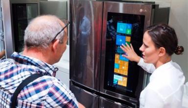 LG показала «умный» холодильник с Windows 10 на борту