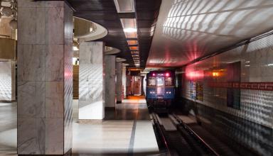Киевский метрополитен рассказал, какие вещи пассажиры забывали в метро в 2020 году — от фитнес-браслета и телефона до микроволновки и надувного матраса
