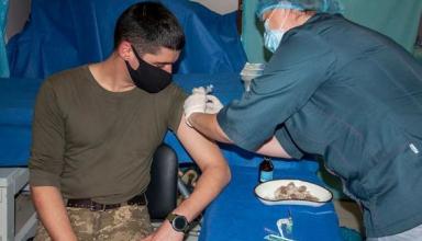 Военных на Донбассе начали вакцинировать от COVID-19