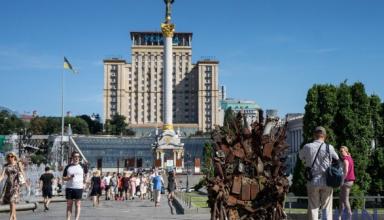 В центре Киева появился Железный трон