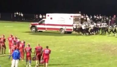 Футболисты вытолкали с поля застрявшую машину скорой помощи