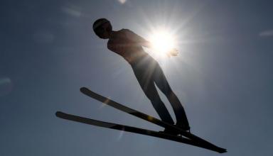 Швейцарский горнолыжник скончался после падения на параплане