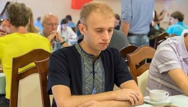 Украинский шашист выиграл суд у федерации, дисквалифицировавшей его за вышиванку и слова о Путине