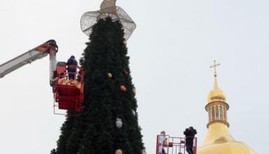 С главной елки Украины сняли противоречивую шляпу