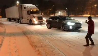 Видеохит: электрокар Tesla отбуксировал застрявший в снегу грузовик