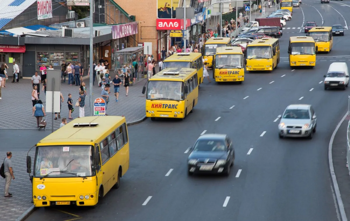 Валідатори у маршрутках Києва: коли запустять безготівкову оплату