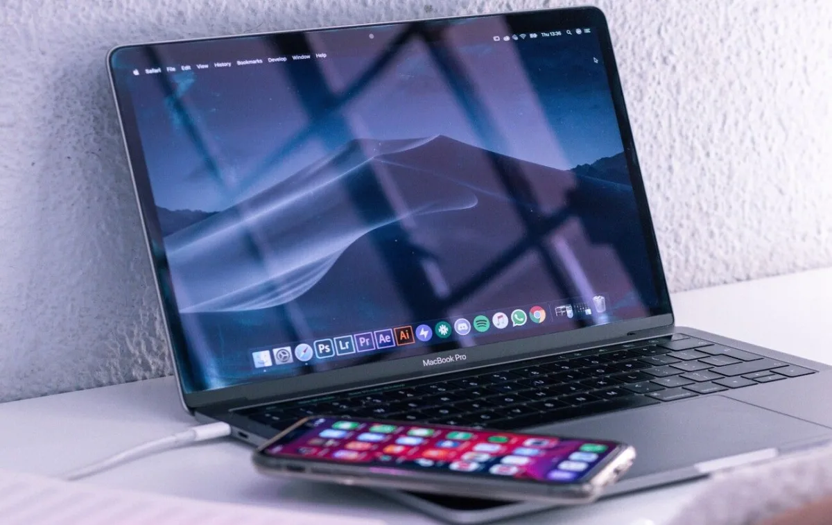 iPhone Mirroring є, Android ні: як вивести екран смартфона на MacBook