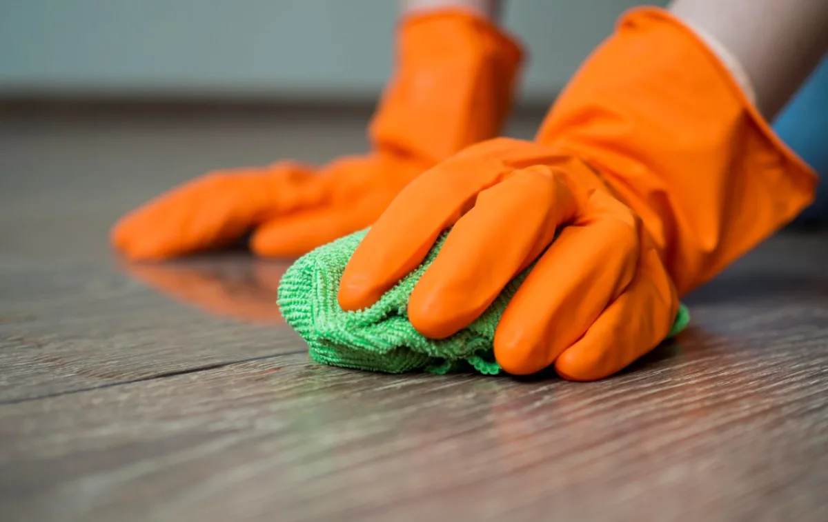 Чому не можна мити підлогу після гостей: прикмета й раціональне пояснення