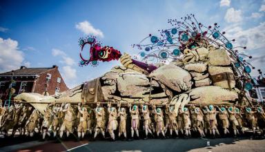 Парад цветов: в Голландии представили великанов из цеточных композиций
