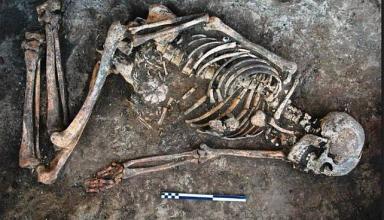 Археологи нашли в кургане около Днестра скелет со странными отметинами