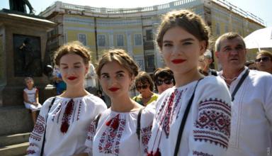 День Независимости: в Одессе около 2 тысяч людей в вышиванках выстроились в живую цепь