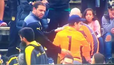 Болельщик отдал футболку вратарю в матче высшего дивизиона чемпионата Уругвая