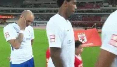 В Китае футболиста дисквалифицировали за чесание головы во время исполнения гимна