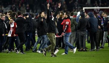 Фанаты французского клуба выбежали на поле, чтобы побить своих футболистов