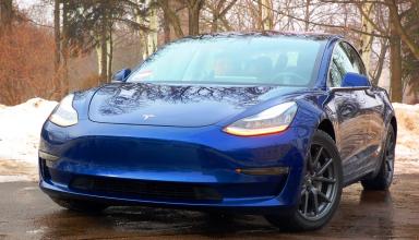 Седан Tesla Model 3 получил поддержку функции Summon и теперь может парковаться самостоятельно