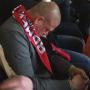 Фанаты поиздевались над уснувшим на стадионе болельщиком
